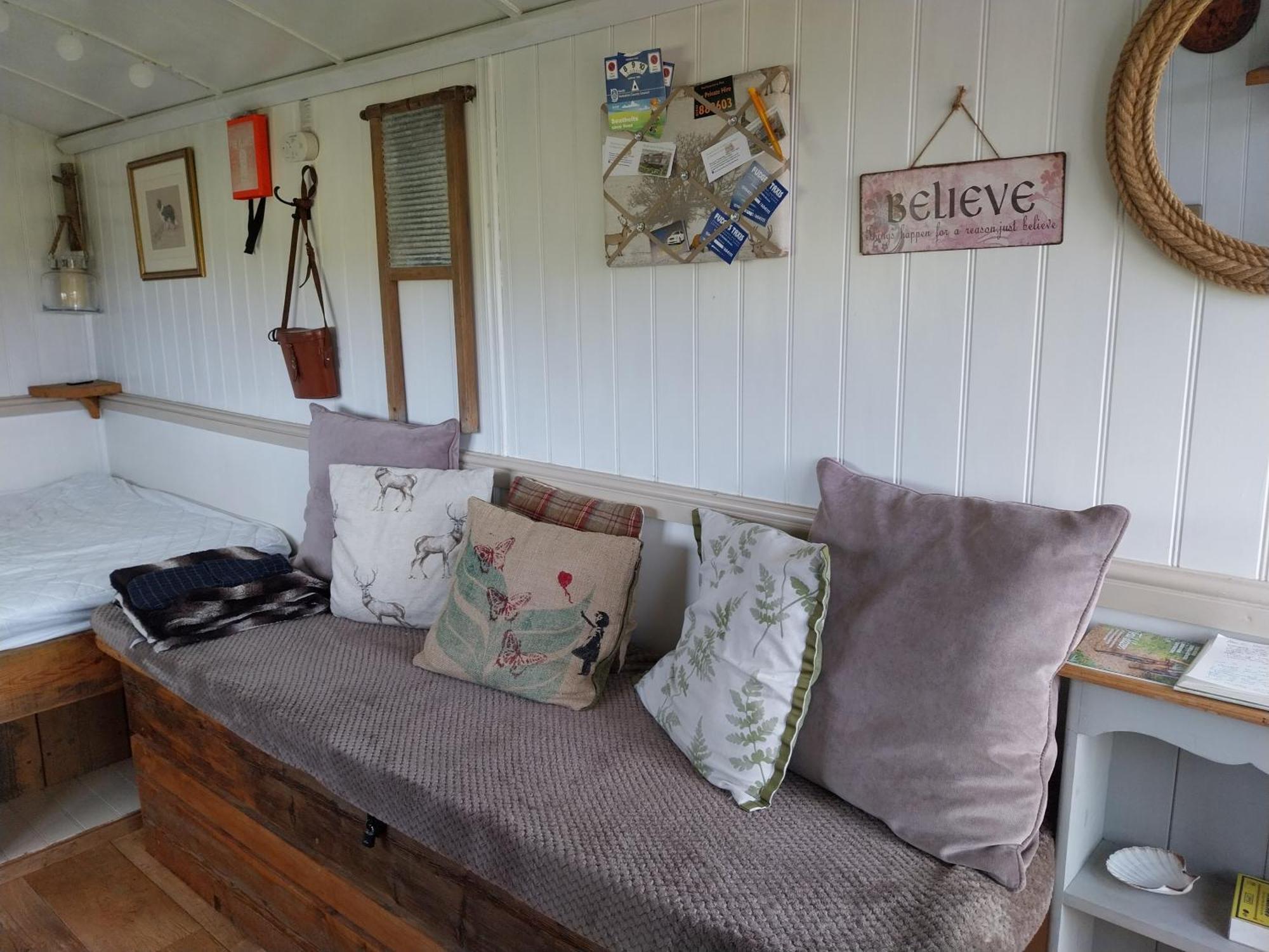 Meadowbeck - Shepherd Huts Fylingdales Экстерьер фото