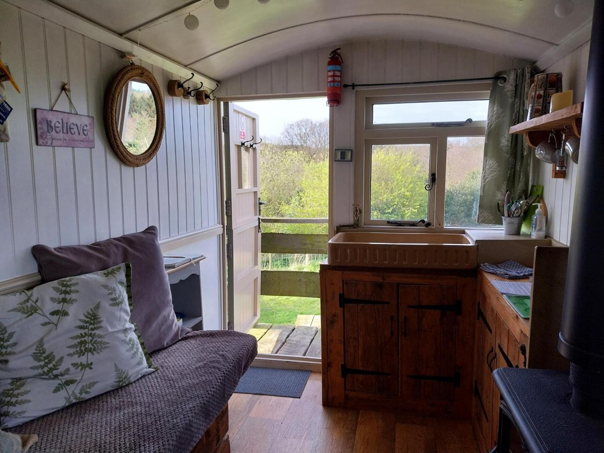 Meadowbeck - Shepherd Huts Fylingdales Экстерьер фото