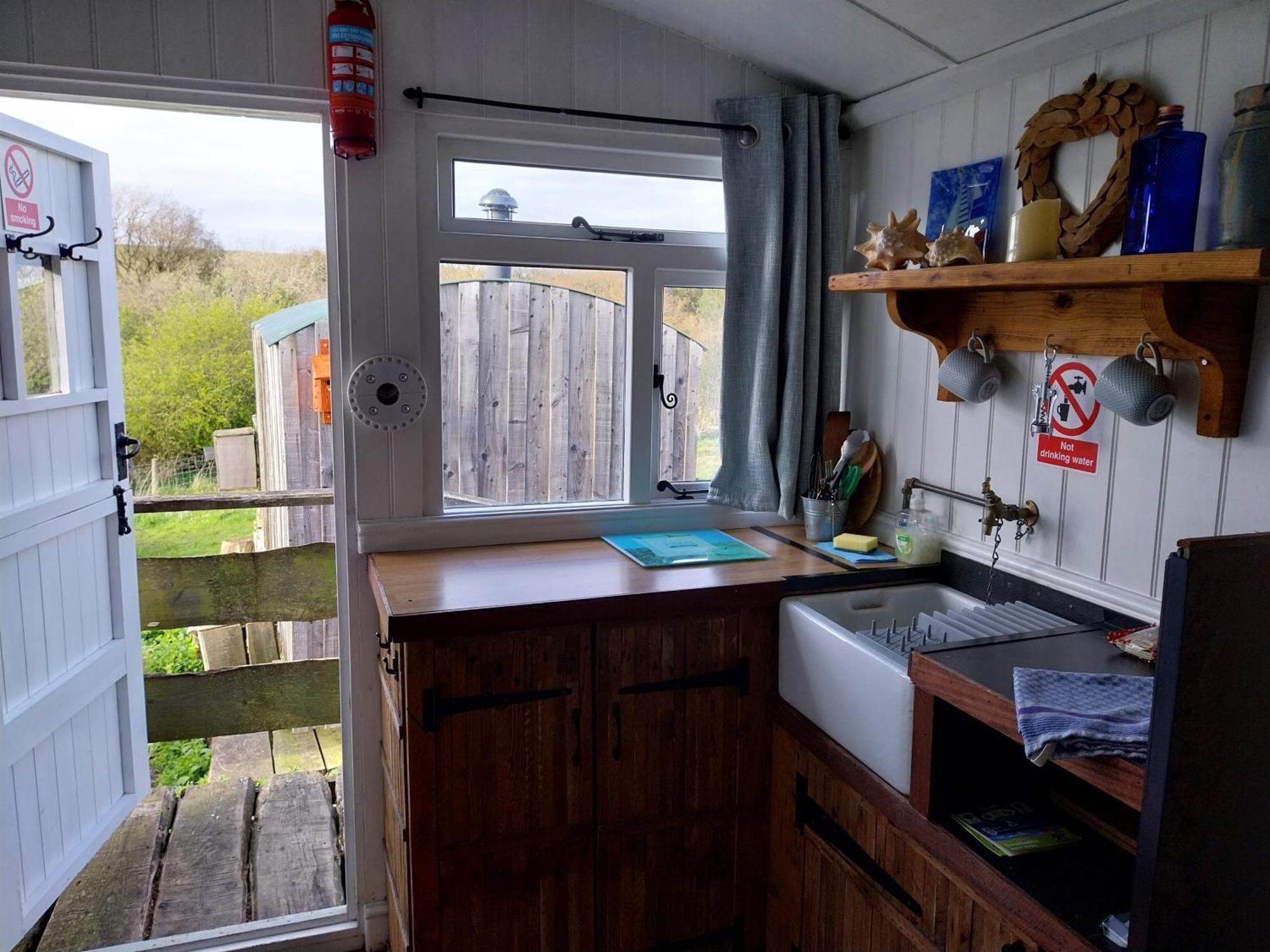 Meadowbeck - Shepherd Huts Fylingdales Экстерьер фото