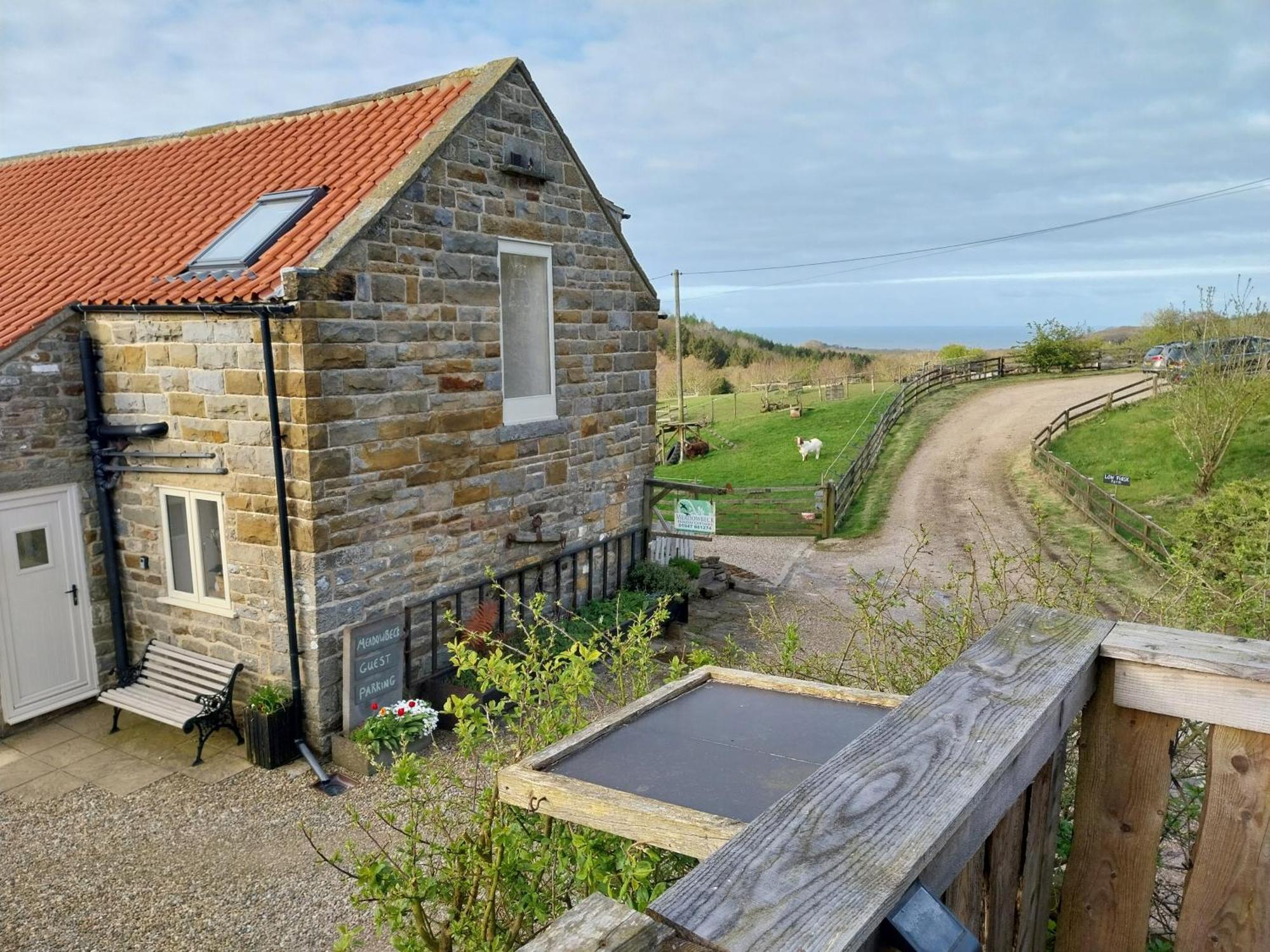 Meadowbeck - Shepherd Huts Fylingdales Экстерьер фото