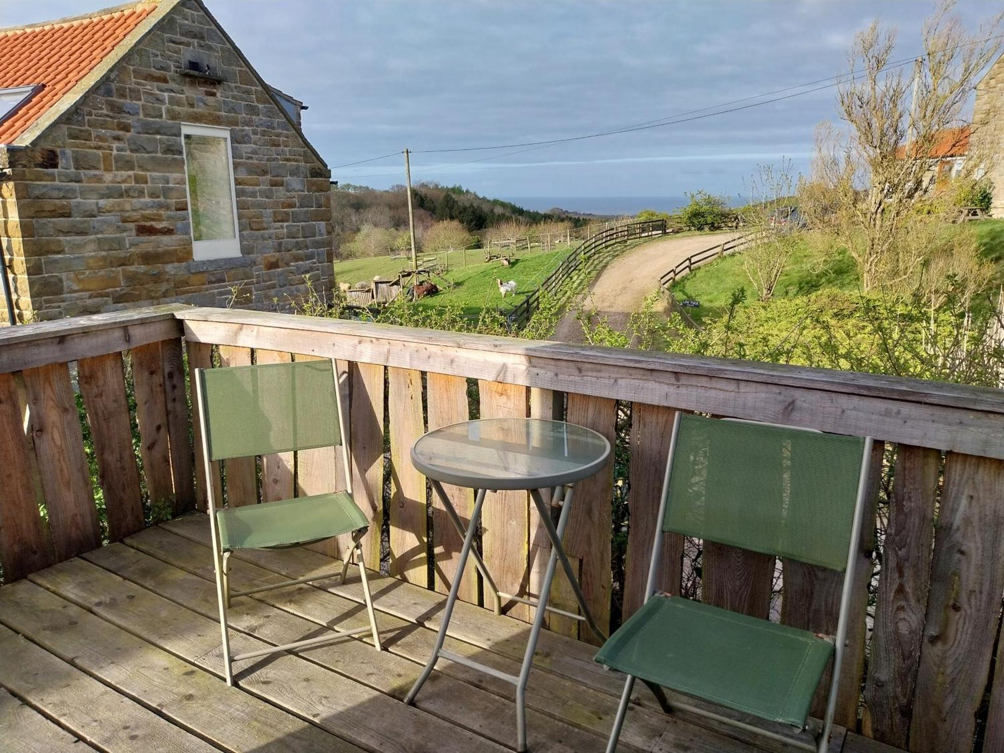 Meadowbeck - Shepherd Huts Fylingdales Экстерьер фото